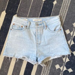 Levi’s Jean Shorts - The Perfect Light Wash Wedgie Jean Shorts - Sz 26